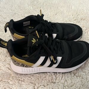 Women’s Adidas sneakers. Size 8.